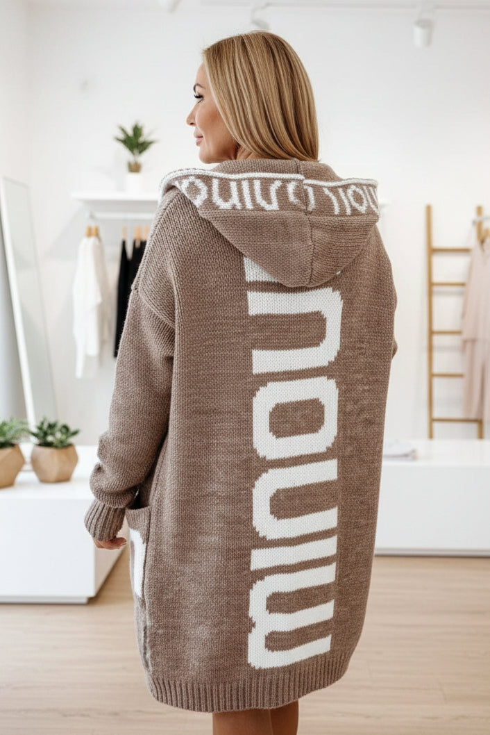 AURELIA – STRICKJACKE MIT SCHRIFTZUG