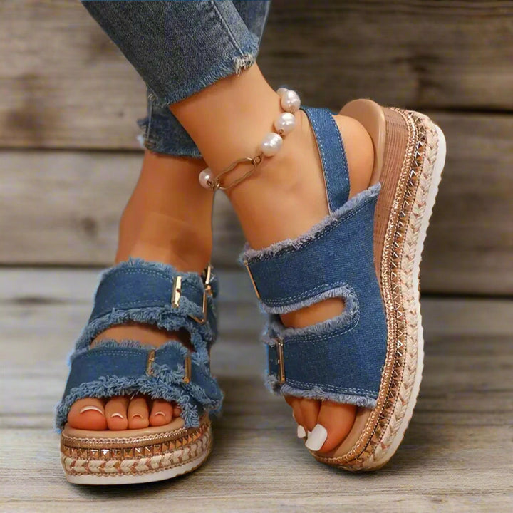 SARA – LÄSSIGE DENIM-KEILSANDALEN