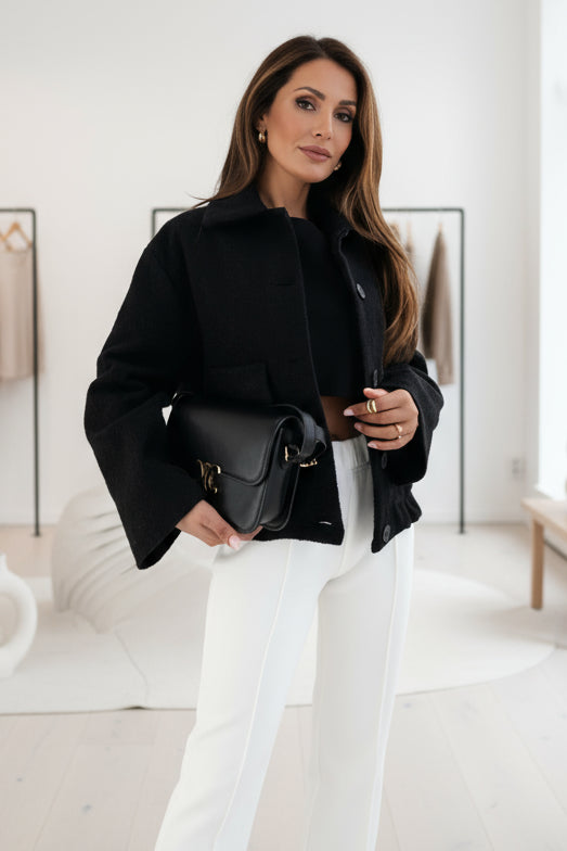 CARLA – KURZJACKE MIT KNOPFLEISTE