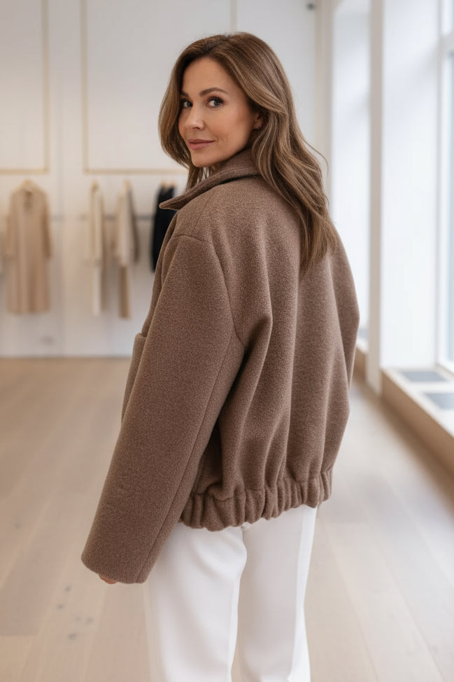 CARLA – KURZJACKE MIT KNOPFLEISTE