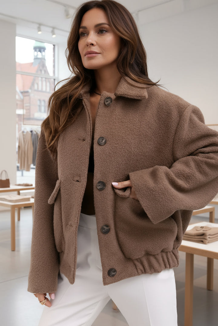 CARLA – KURZJACKE MIT KNOPFLEISTE