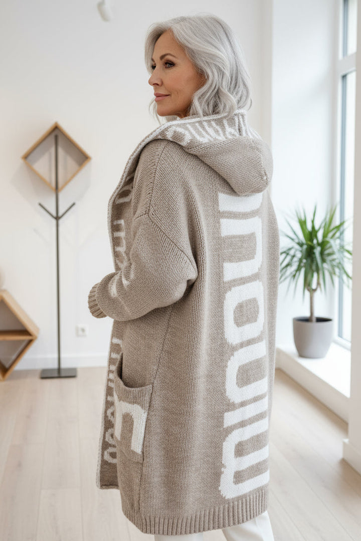 AURELIA – STRICKJACKE MIT SCHRIFTZUG